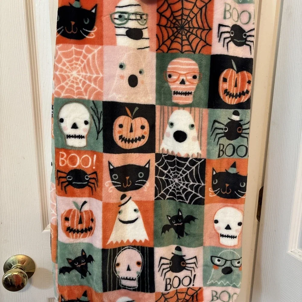 Cupcakes and Cashmere 2025 Halloween Throw Blanket Velour 60x70 Oversized NWT